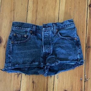Levis 501 shorts size 25